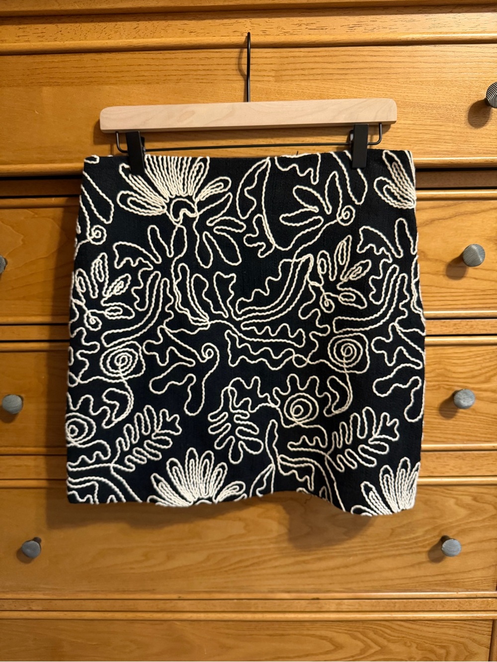 NEW The Loft Embroidered Floral Pencil Skirt Black White Size 6 Abstract Indie